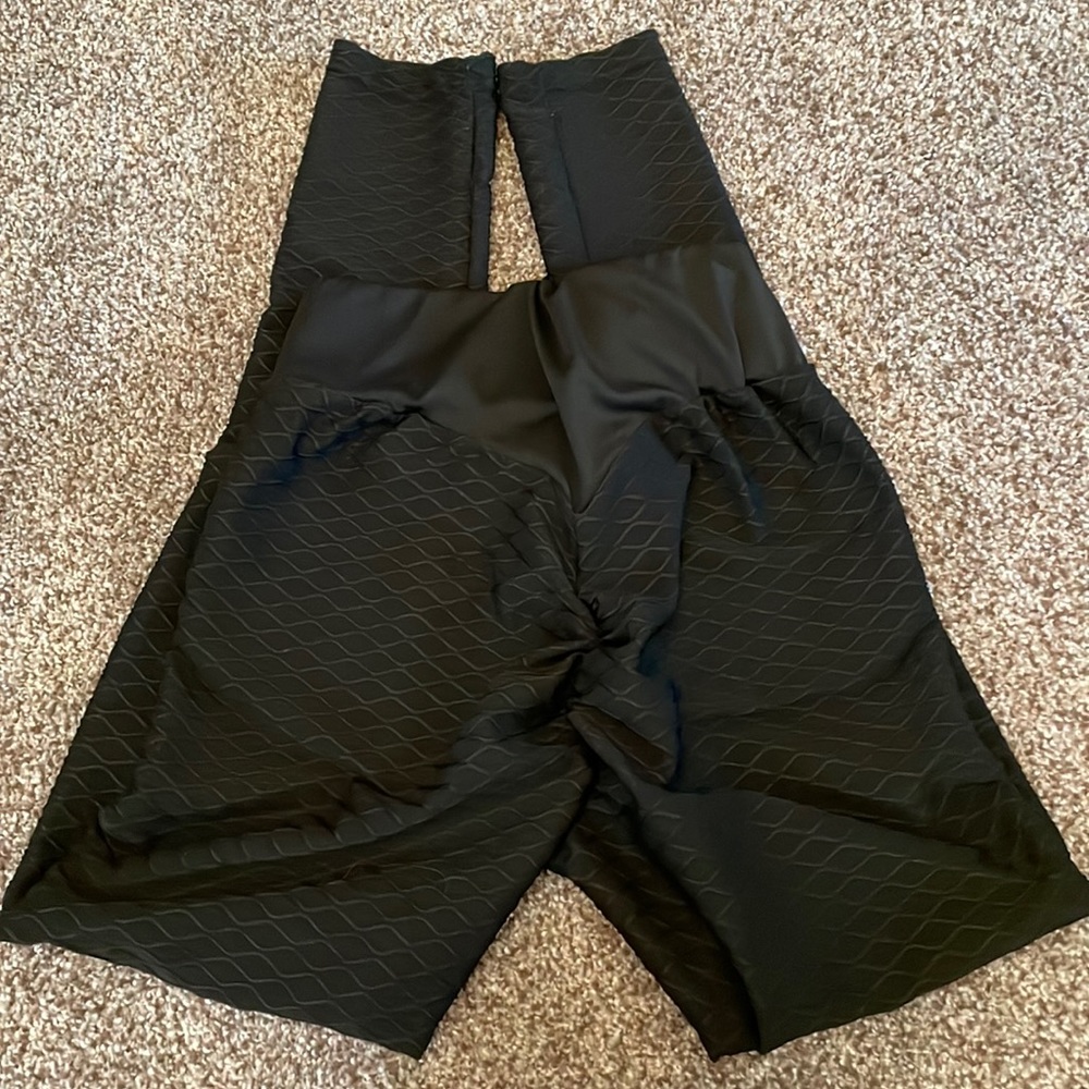 SHEIN scrunch butt leggings - small